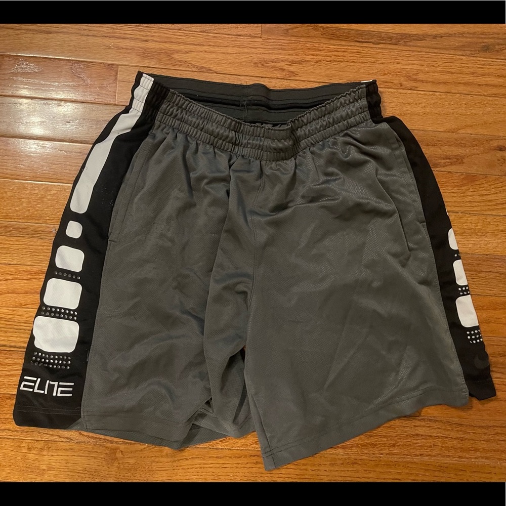 Mens Nike Elite Shorts, dark gray and black, XL.